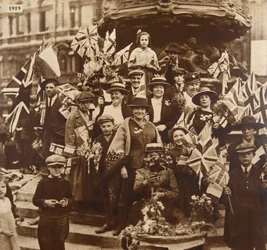 Győzelemünnepély Eros alatt, Piccadilly, London, 1919